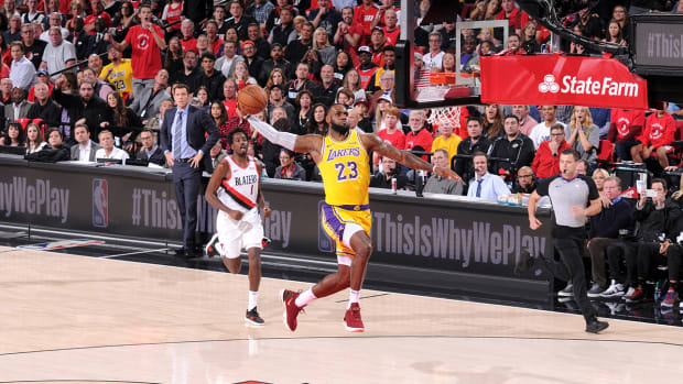 lebron_james_dunking_debut.jpg